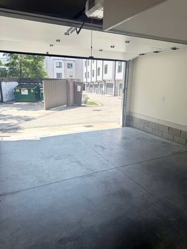 Building Photo - 3 bedroom/3.5 baths/ 12th S