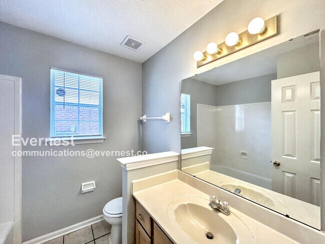 Building Photo - Spacious 3 Bed, 2 Bath / Pet-Friendly / Coming Soon!