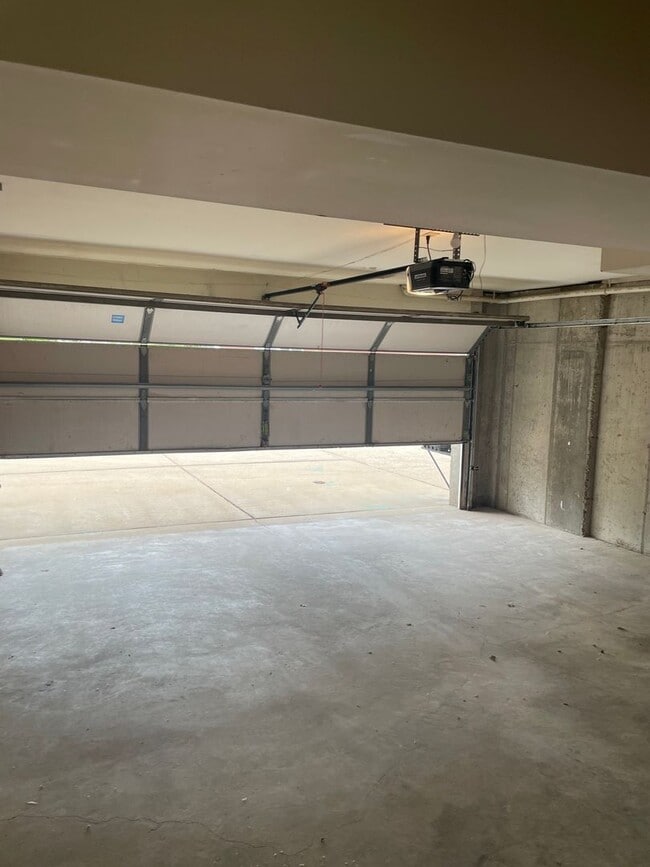 Building Photo - Beautiful 2 Bed, 1.5 Bath Townhome on the Edge of the Desirable Hill Neighborhood Available for Rent