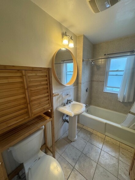 Building Photo - 48 Standish St