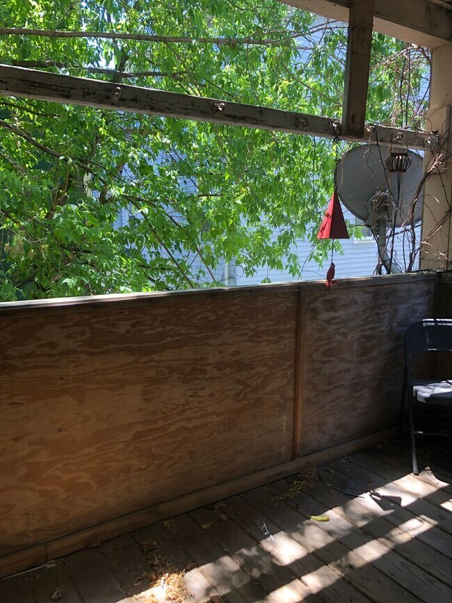 Building Photo - No Brokers Fee, In-Unit Washer and Dryer, Eat-in Kitchen, Stainless Steel Appliances, Porch