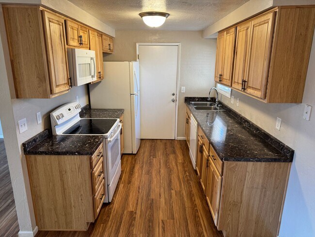 Building Photo - Updated 2 bed 1 bath duplex in Springfield!