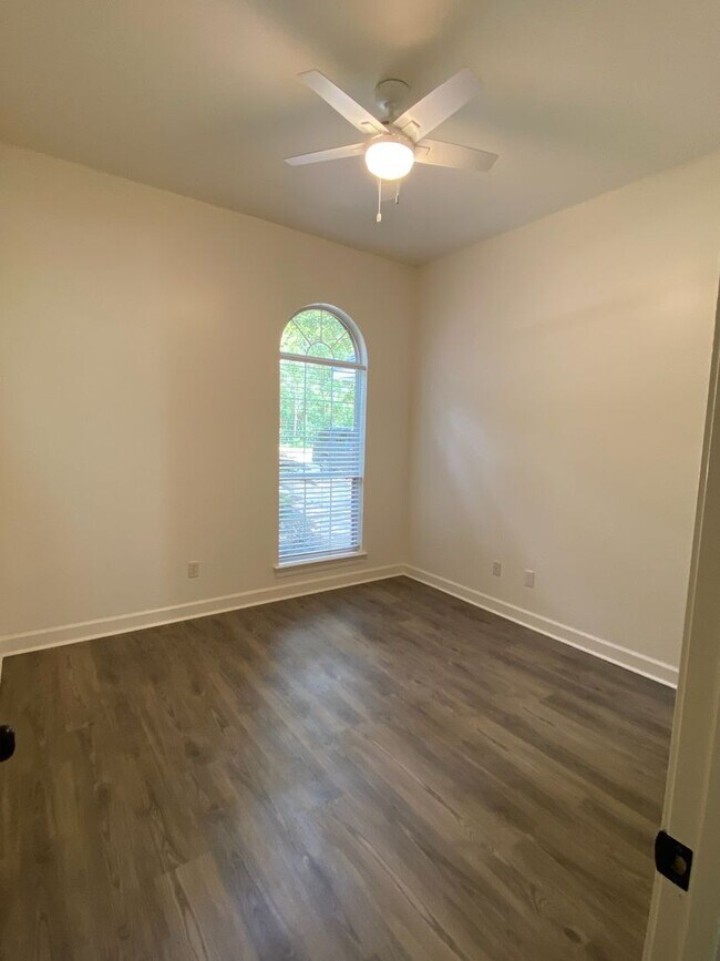 Building Photo - COMING AVAILABLE IN APRIL