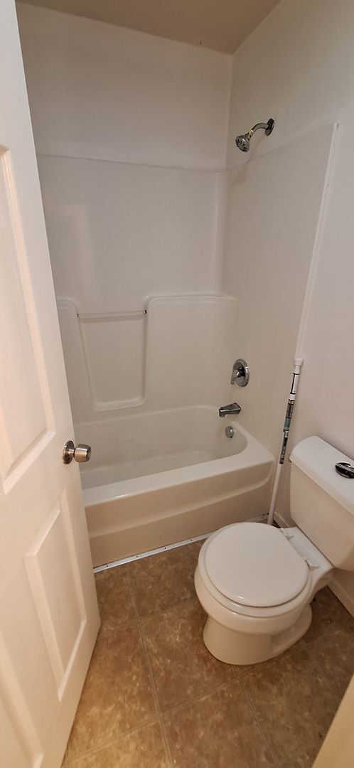 Building Photo - 196 - 3427/3429 SE 3rd