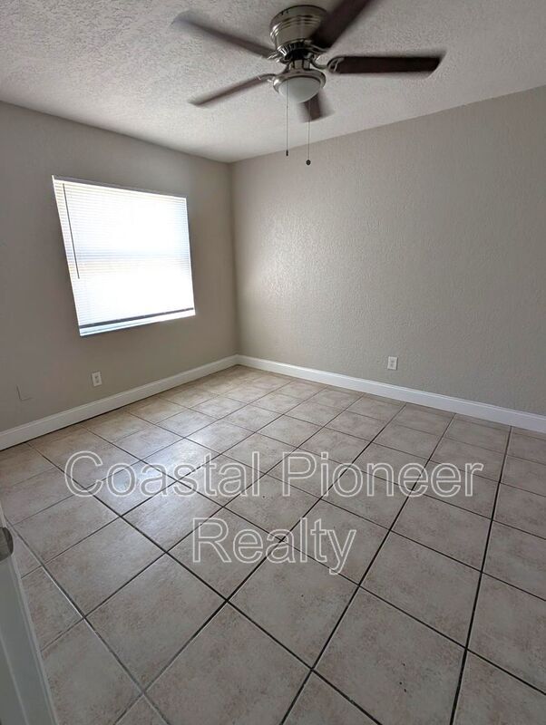 Building Photo - 5828 3rd St E