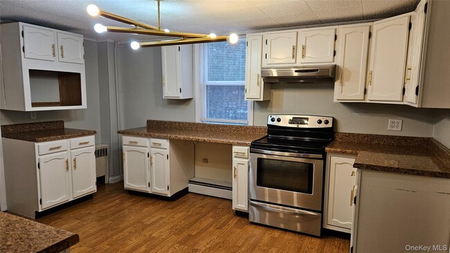 Building Photo - 192 Main St