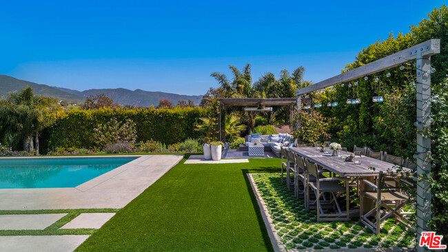Building Photo - 6540 Dume Dr
