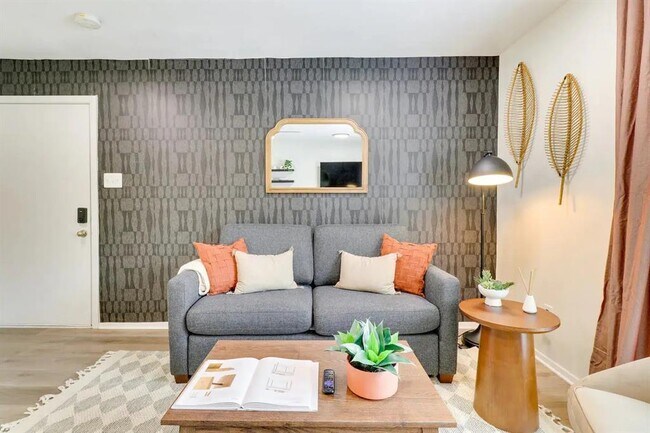 Building Photo - 2401 Manor Rd