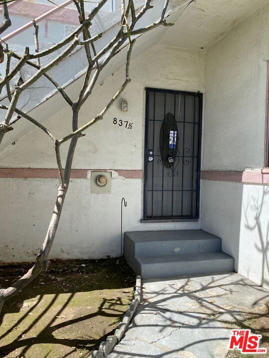 Building Photo - 837 Alexandria Ave