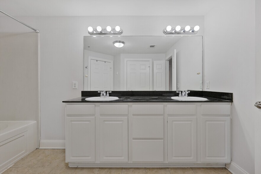Primary Bedroom Bathroom - 3201 Aspen Grove Drive