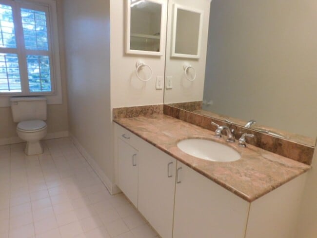 Building Photo - Expansive Unfurnished Spanish Wells Home Available for Rent