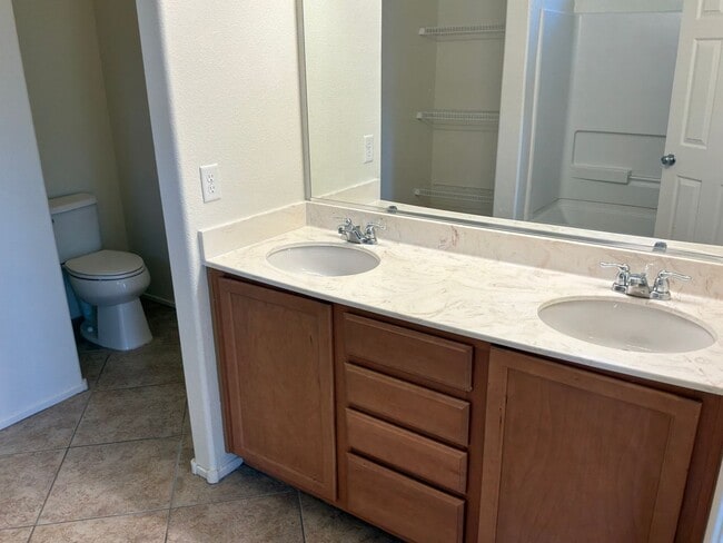 Building Photo - 2 Story detached home 3 bedrooms 2.5 bathrooms 2 car garage