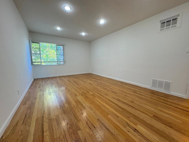 Building Photo - Top Floor Hollywood 1Bed/1Bath with Parkin...