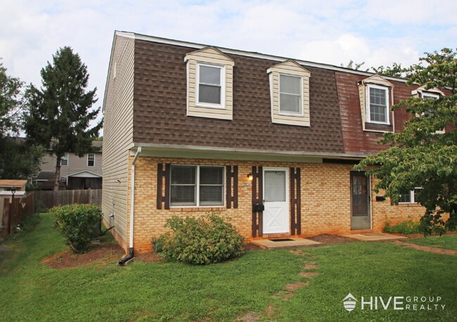 Primary Photo - Fully Remodeled 3-Bedroom Duplex – Steps f...