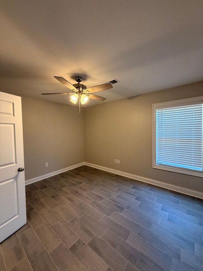 Building Photo - Newly Renovated!