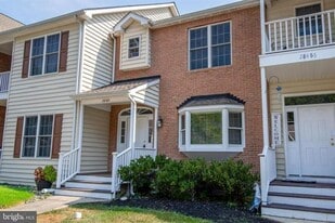Building Photo - 28484 Pinehurst Cir