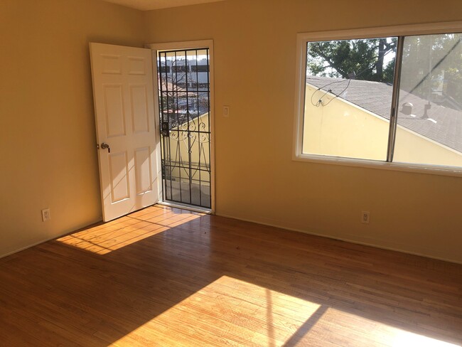 Living room - 205 W Palmer Ave