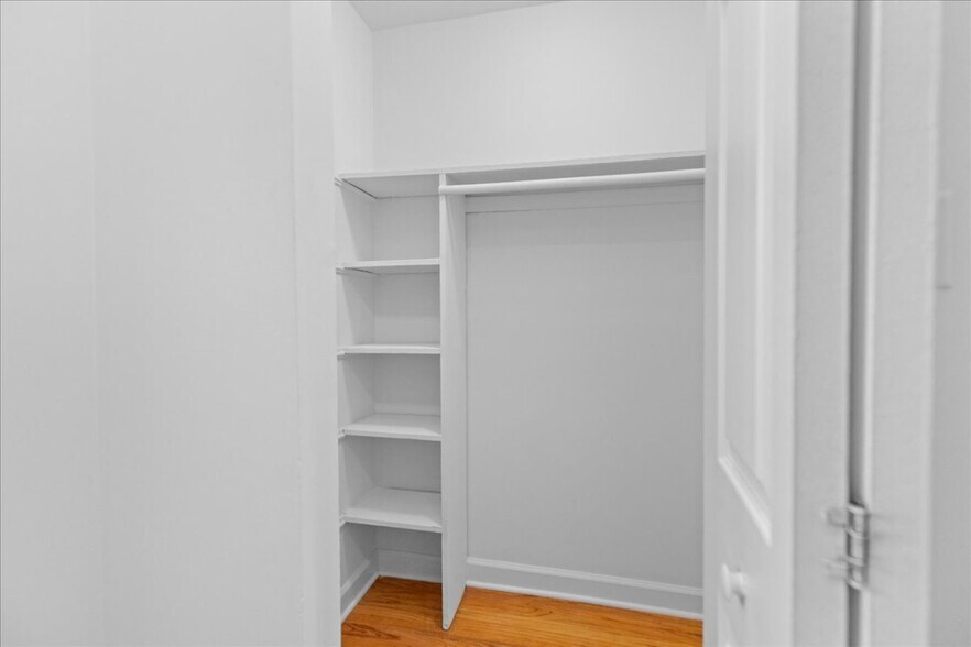 Building Photo - 6211 N Kenmore Ave