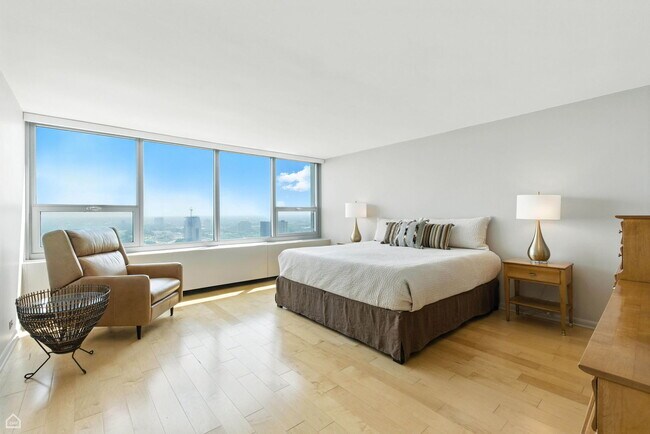 Building Photo - 1700 E 56th St