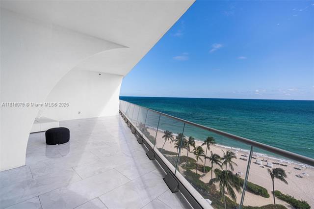 Building Photo - 16901 Collins Ave