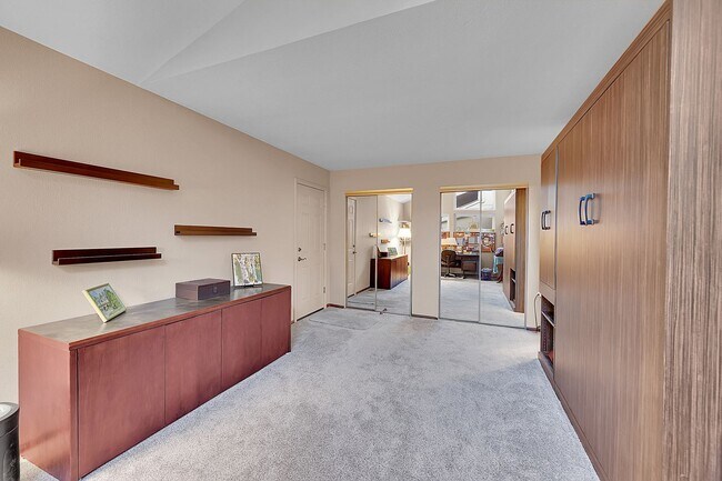 Building Photo - Backs to private lake with mountain views