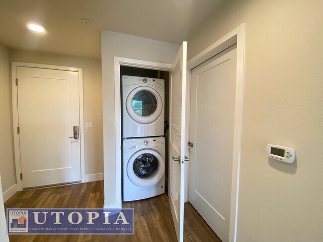 Building Photo - Beautiful, top floor apartment located in ...