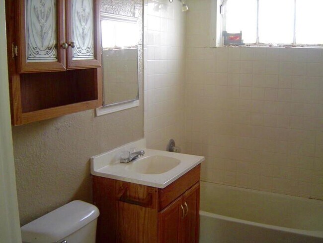 Building Photo - 601 Lomaland Dr