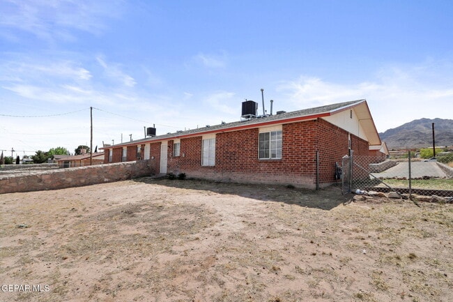 Building Photo - 8920 Leo St