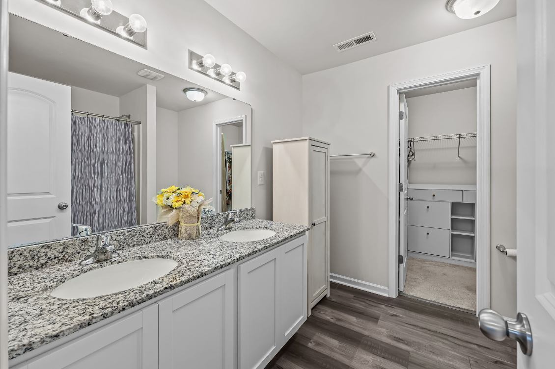 Primary en suite (full bath 2) - 1405 Amberlight Cir