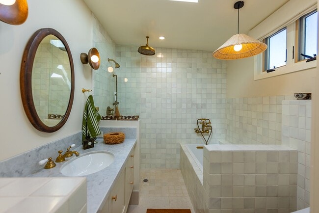 Building Photo - Downtown bungalow