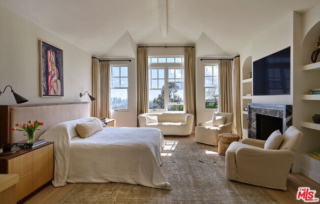 Building Photo - 8673 Hollywood Blvd