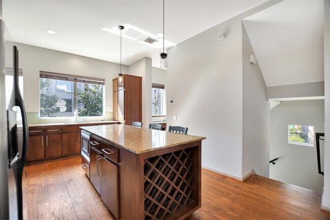 Building Photo - 5202 Lillian St