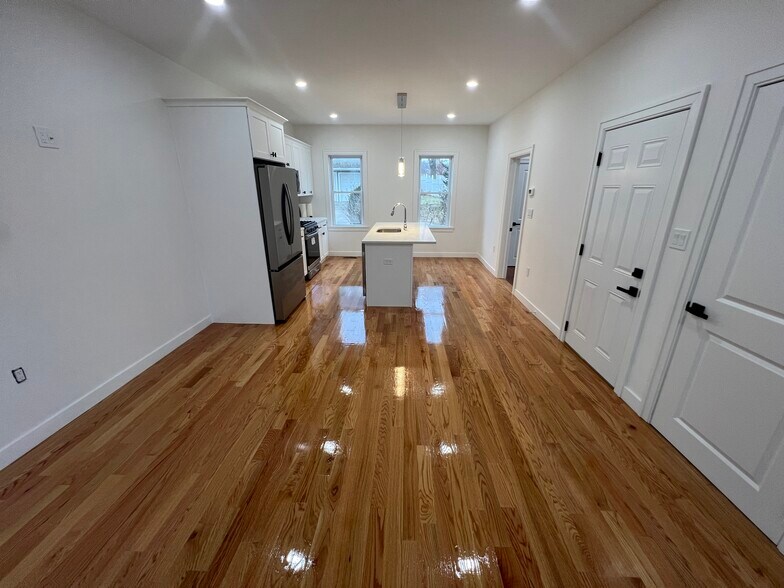 Building Photo - 82 Albertina St