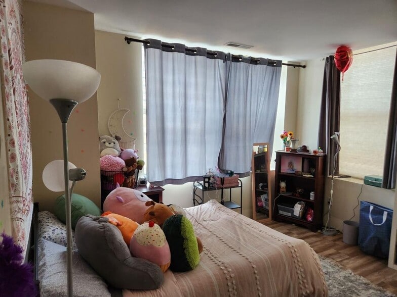 Building Photo - 196 Crown St