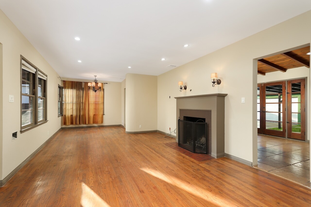 Building Photo - 2587 S Westgate Ave