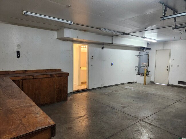 Building Photo - Spacious 4-Bedroom Home in a Prime Location