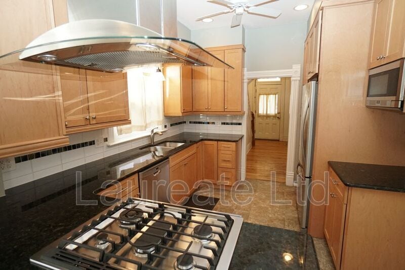 Building Photo - 39 Sherman St