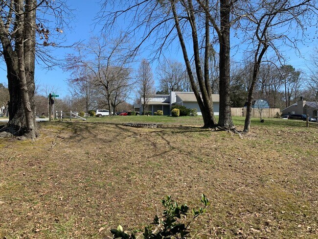 Building Photo - SW Large Brick Home, Updated Kitchen & Bathrooms, Wood Like Flooring, Fenced Yard!