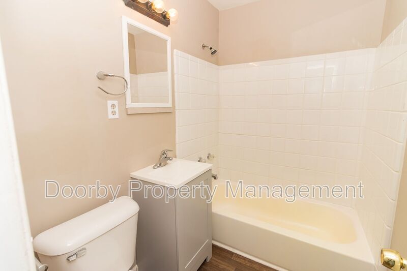 Building Photo - 3302 Pinewood Ave