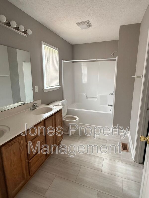 Building Photo - 176 Third Avenue