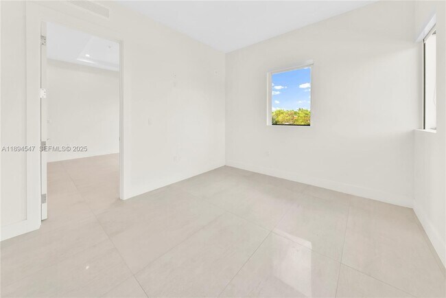 Building Photo - 530 SW 11th Ave