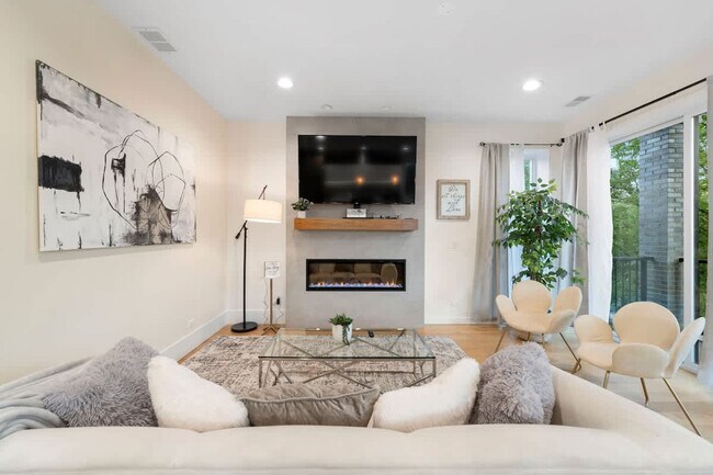 Building Photo - 2110 W Washington Blvd