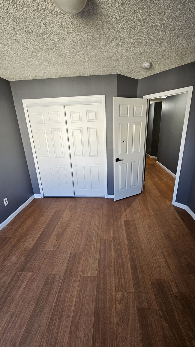 Building Photo - 10991 Oak Grv Cir