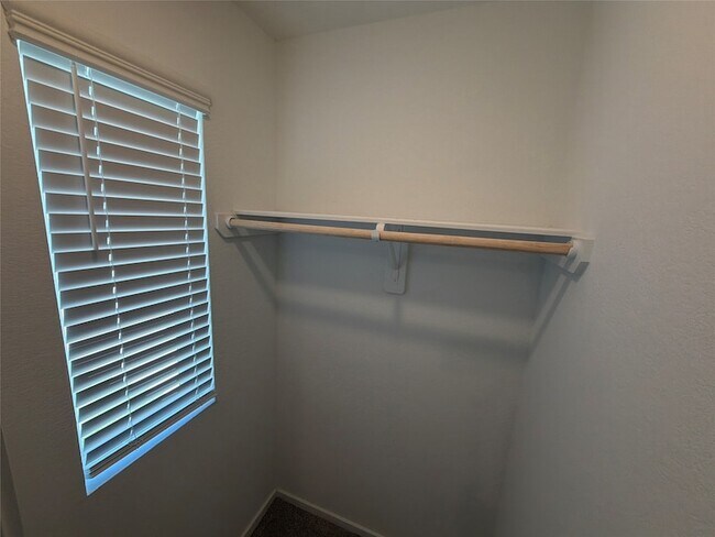 Building Photo - 930 Pertuso Ln