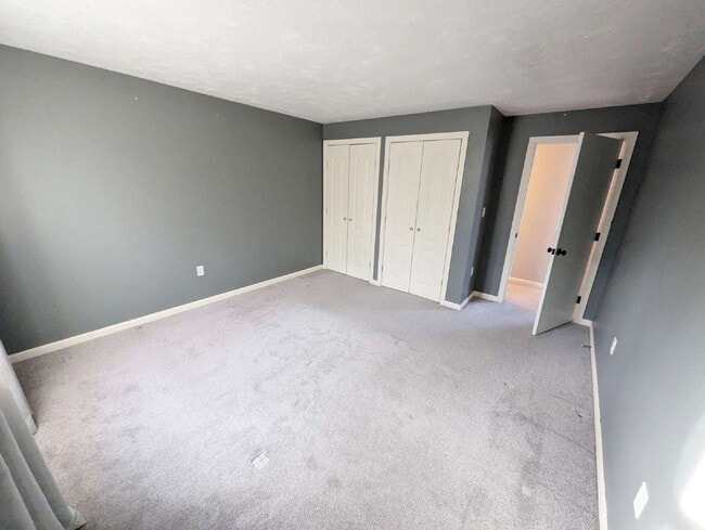 Building Photo - Stunning 2BR Townhome with Private Deck