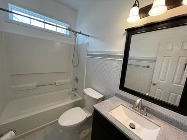 Building Photo - Amazing Hillsborough Home!
