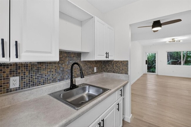 Building Photo - 428 Collins Ave