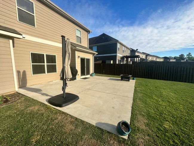 Building Photo - 4 bedroom 2.5 bath