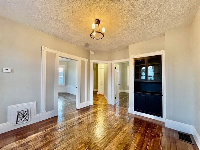 Building Photo - 119 Revere St