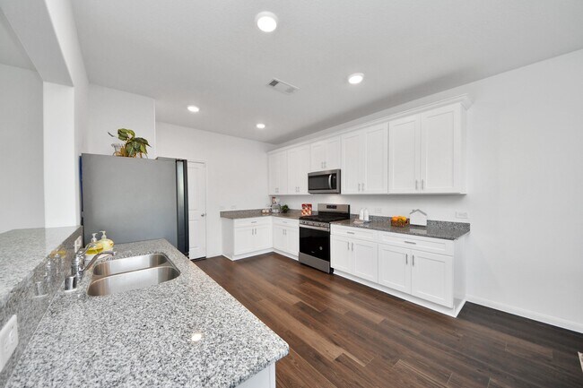 Building Photo - 25927 Chicory Dr